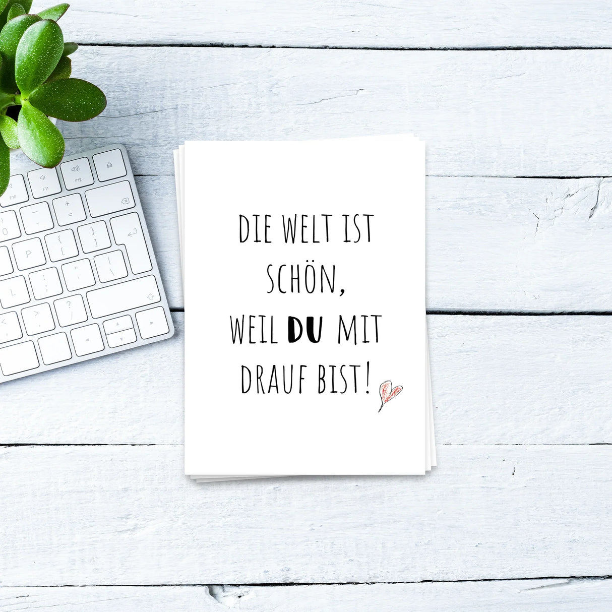 Die Welt ist schön, weil Du mit drauf bist - Postkarte