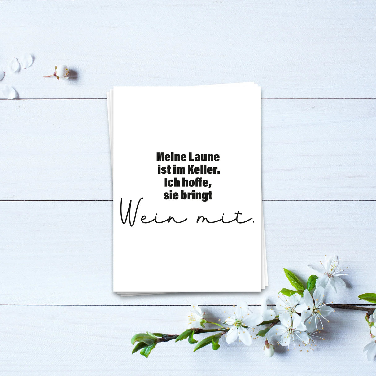 Meine Laune ist im Keller. Ich hoffe, sie bringt Wein mit - Postkarte