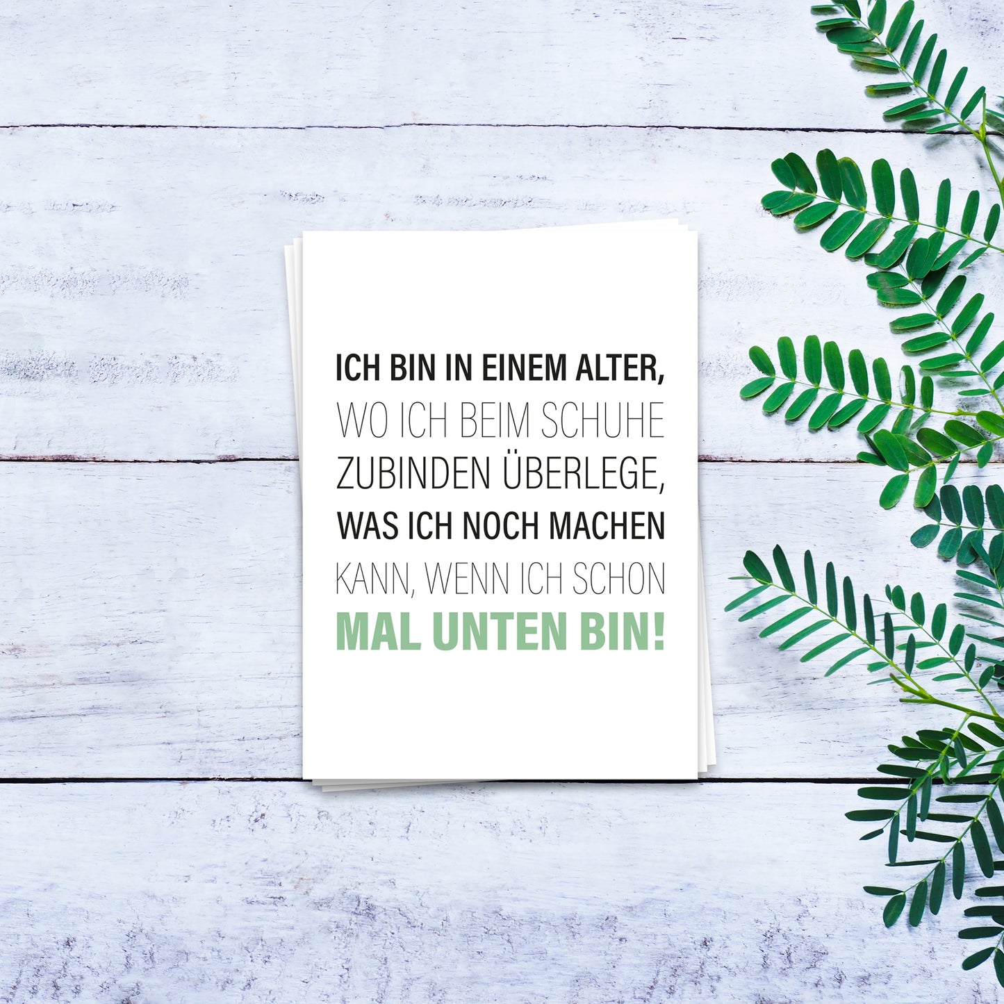 Ich bin in einem Alter wo ich beim Schuhe zubinden überlege, was ich noch machen kann, wenn ich schon mal unten bin - Postkarte