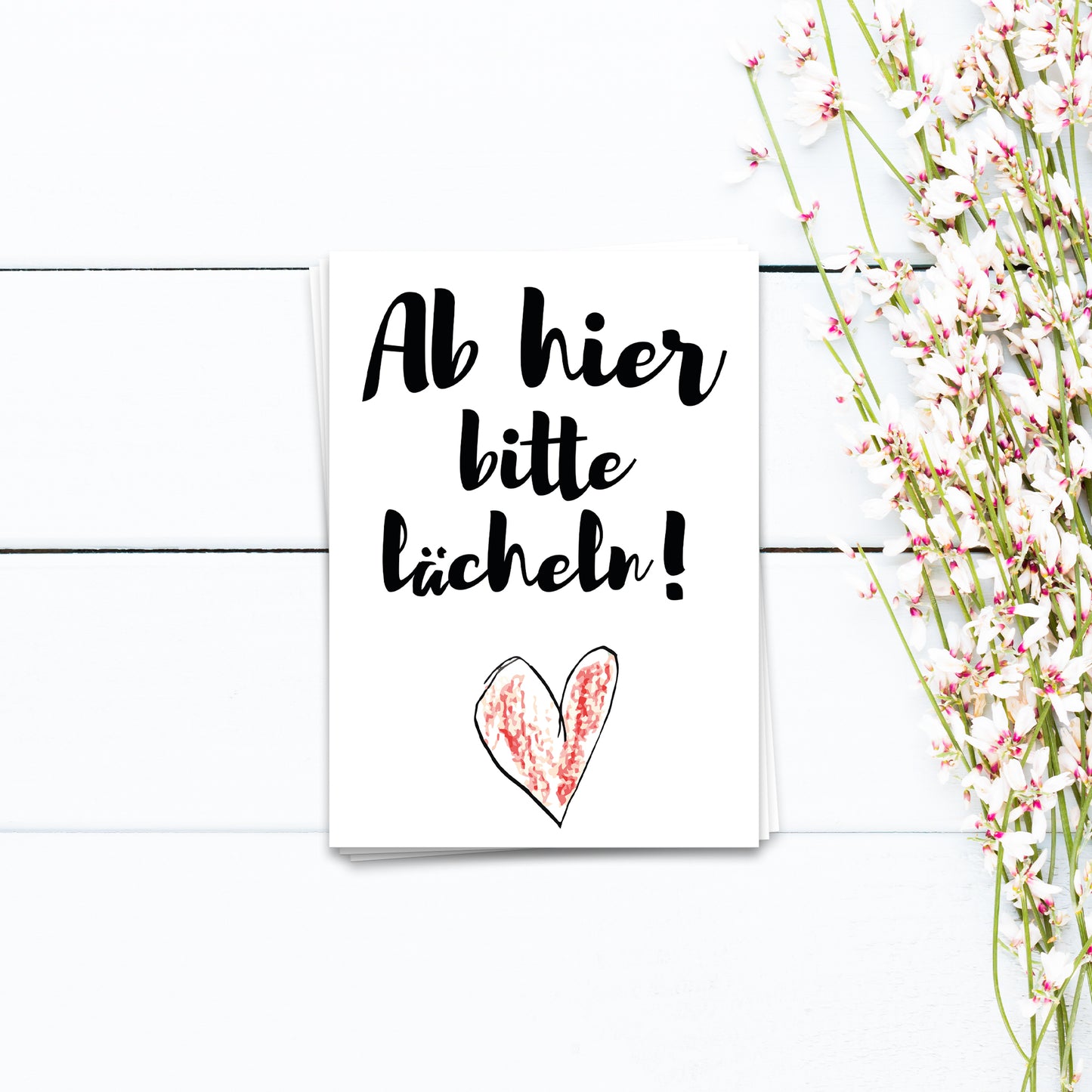 Ab hier bitte lächeln - Postkarte