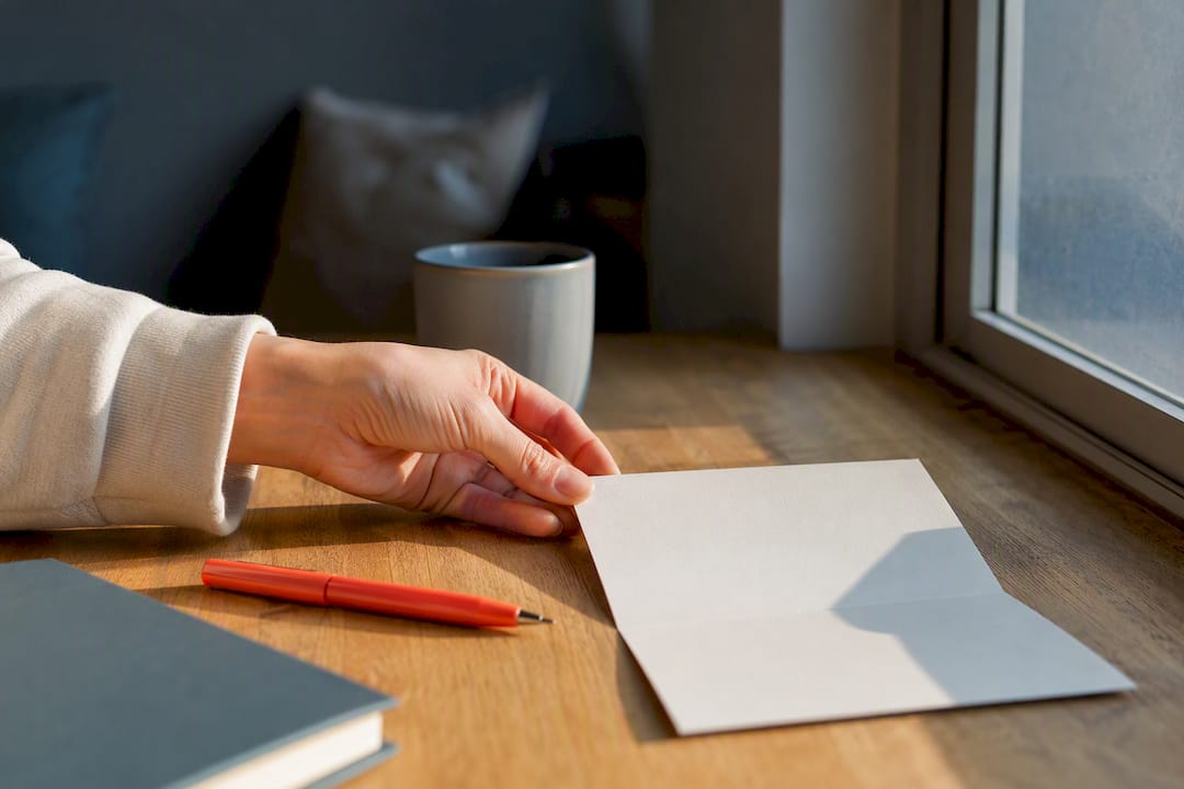 Hand richtet Karte am Arbeitsplatz aus