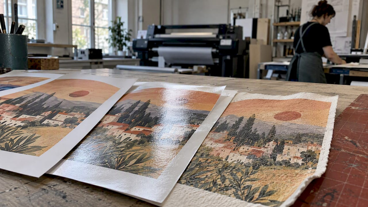 Muster von Posterpapier mit verschiedenen Oberflächen im Druckstudio