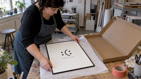 Das Poster wird zum Versand flach verpackt.
