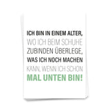 Ich bin in einem Alter wo ich beim Schuhe zubinden überlege, was ich noch machen kann, wenn ich schon mal unten bin - Postkarte