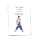 Frag nicht nach dem Sinn des Lebens, gib ihm einen - Postkarte