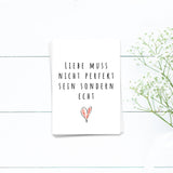Liebe muss nicht perfekt sein sondern echt - Postkarte