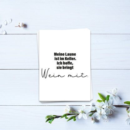 Meine Laune ist im Keller. Ich hoffe, sie bringt Wein mit - Postkarte